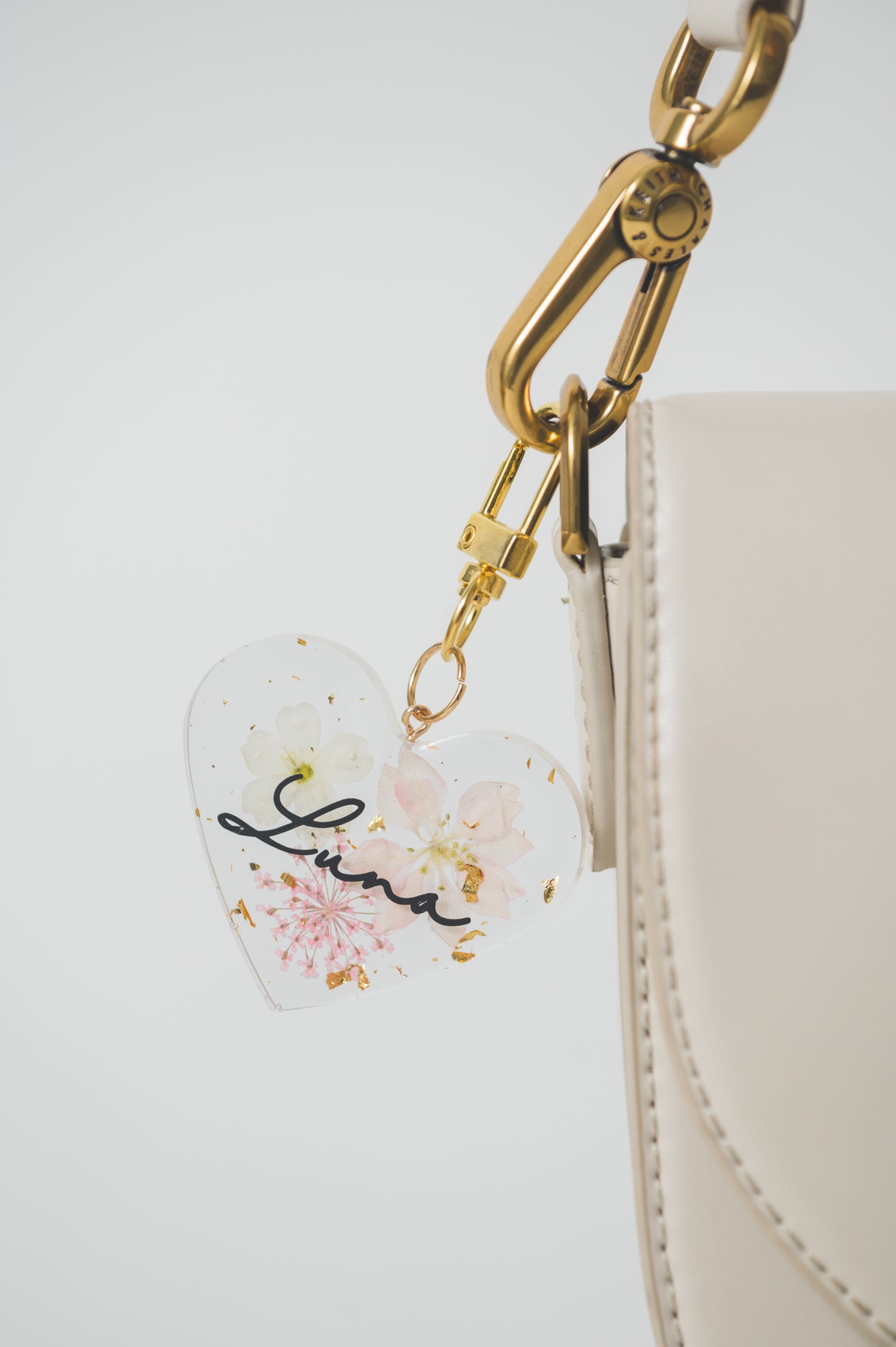 Handmade heart-shaped resin keychain with customizable name 'Luna'