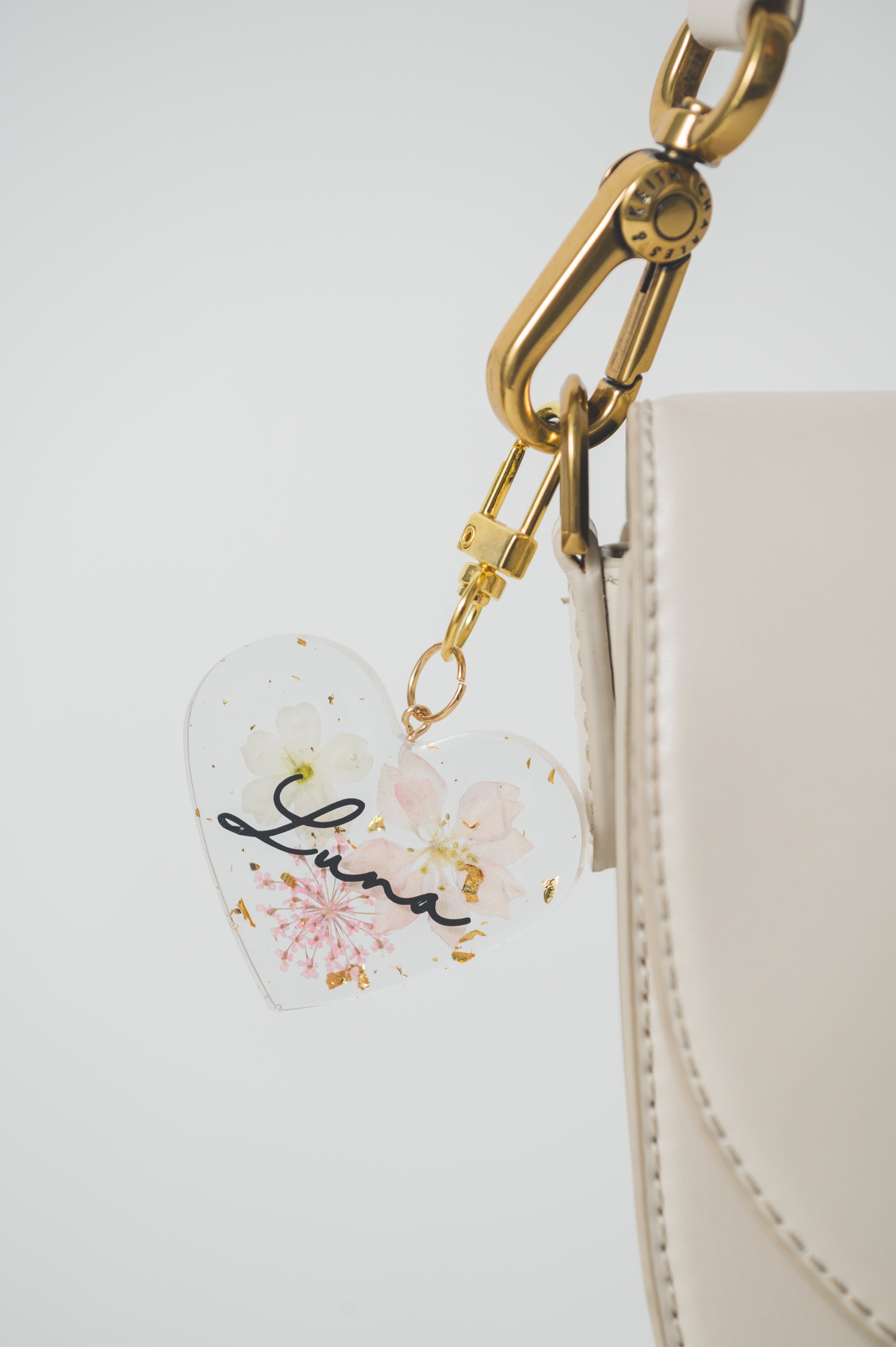 Handmade heart-shaped resin keychain with customizable name 'Luna'